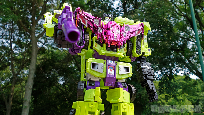 Illustration for article titled The Colossal New Transformers Devastator Is Better than the Original